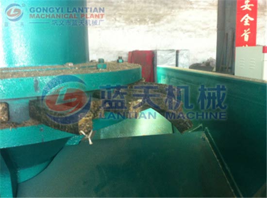 Peanut shell briquette machine