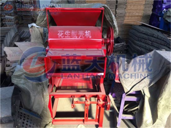 Peanut shelling machine